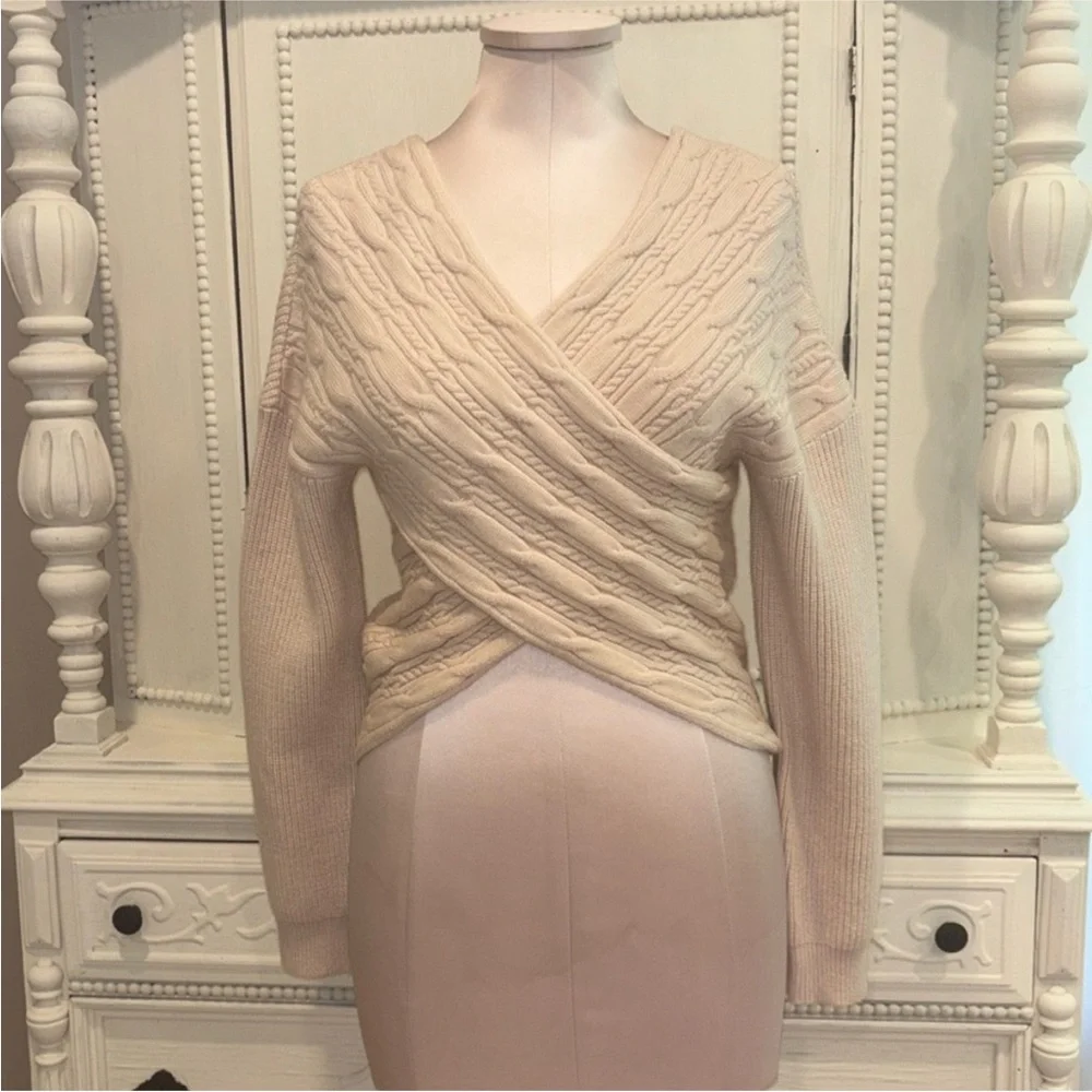 V Neck Crossover Cropped Long Sleeve Sweater Dillard’s Brand 
Size Medium - Picture 2 of 7